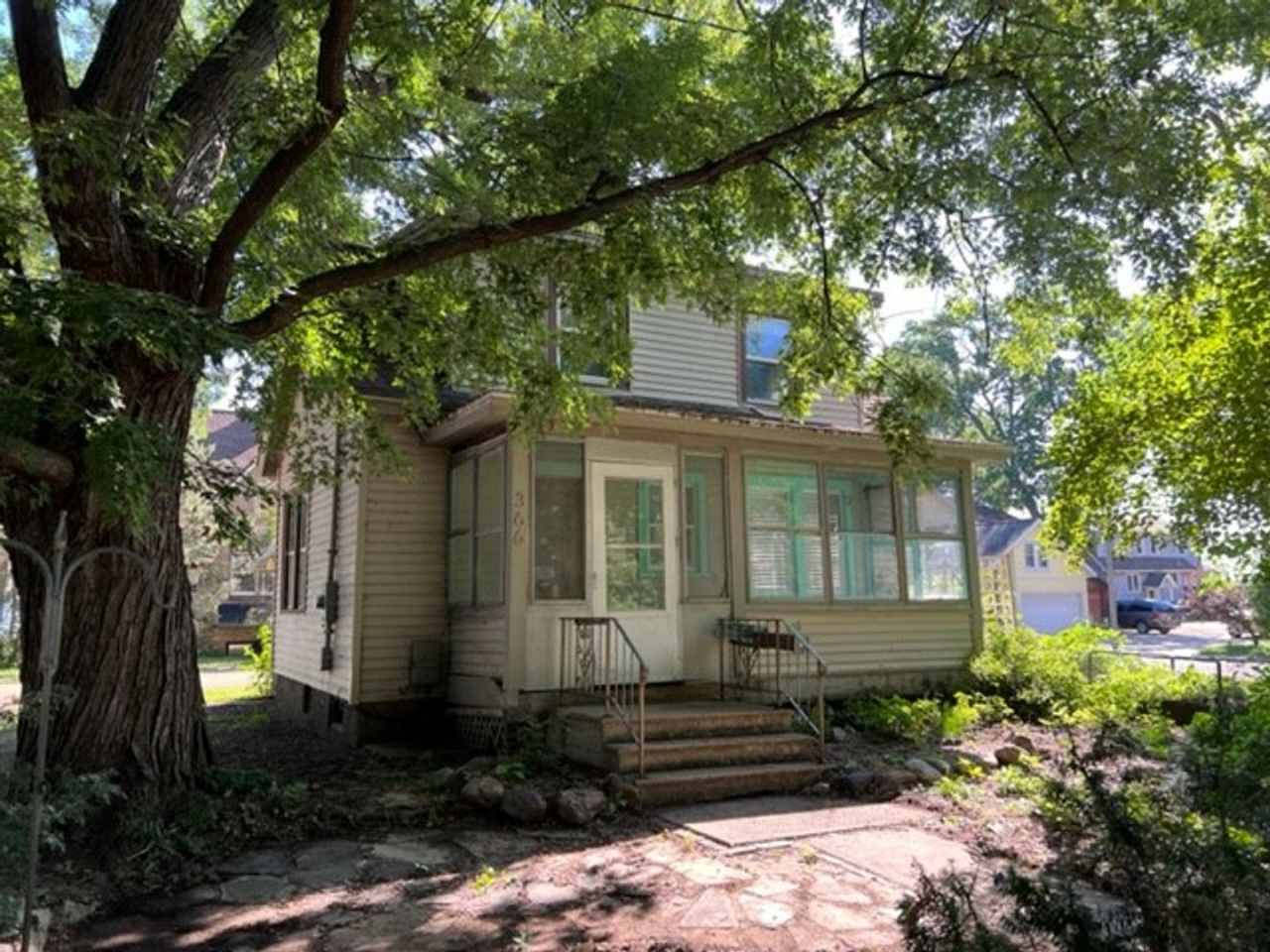 2 Bedroom / 1 1/2 bath in Lake neighborhood