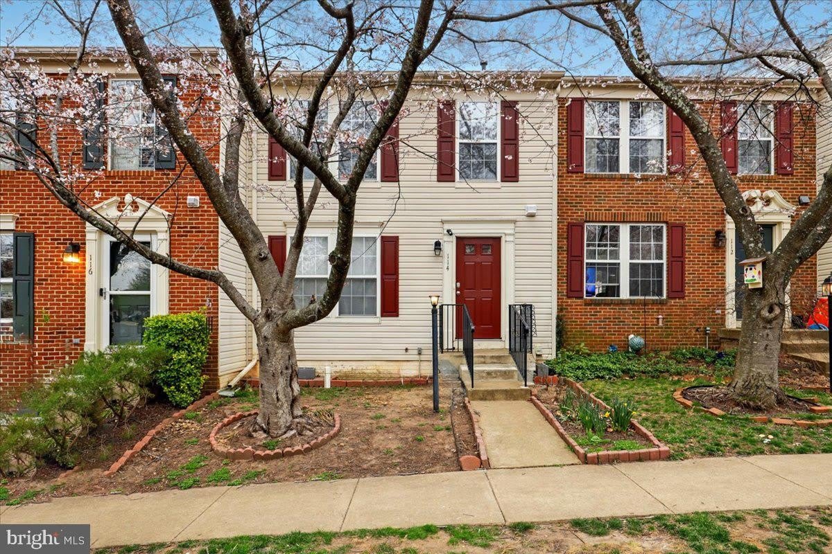 114 SHIRLEY SQUARE SE