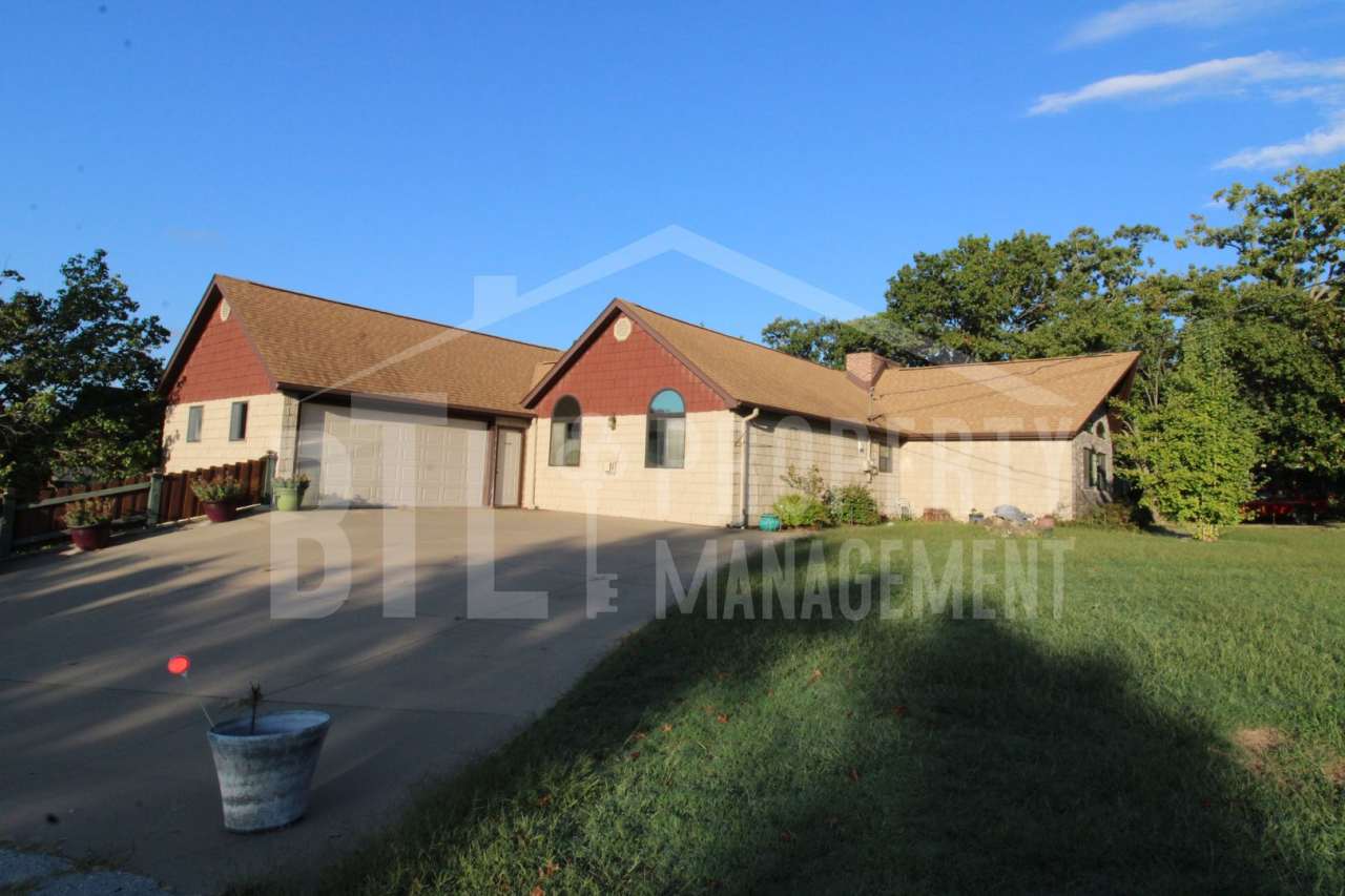 Spacious 3-Bed, 3-Bath Home Near Table Rock Lake – Pet Friendly with Pool  More!