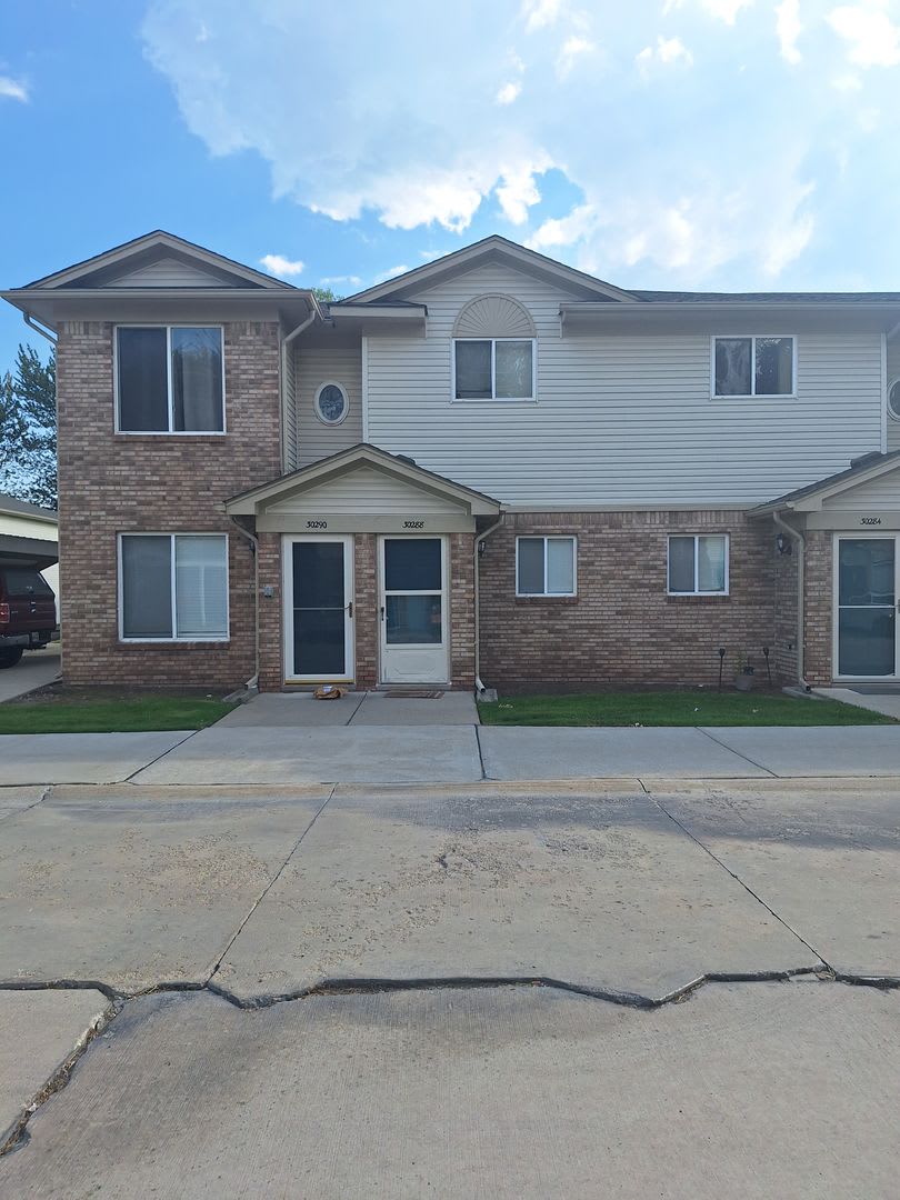 Enjoy condo life in this spacious ranch style home