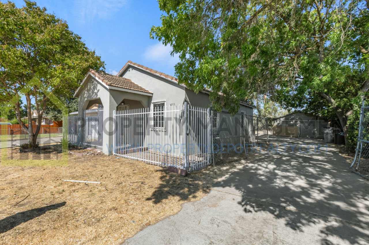 Looking for a charming 2-bedroom, 1-bath single-family home with a spacious yard?