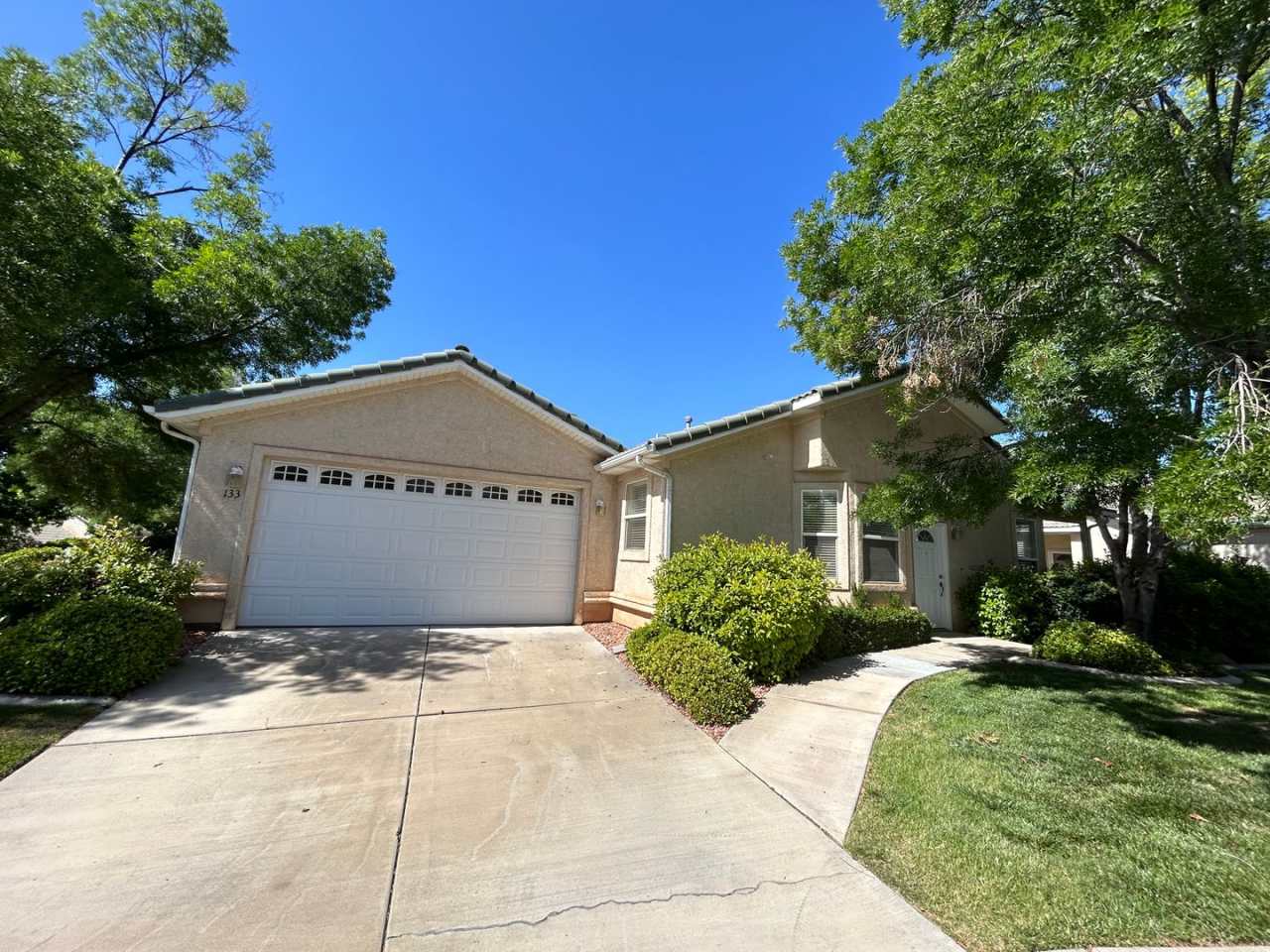 Super cute - 2 bed, 2 bath 2 car garage for rent!