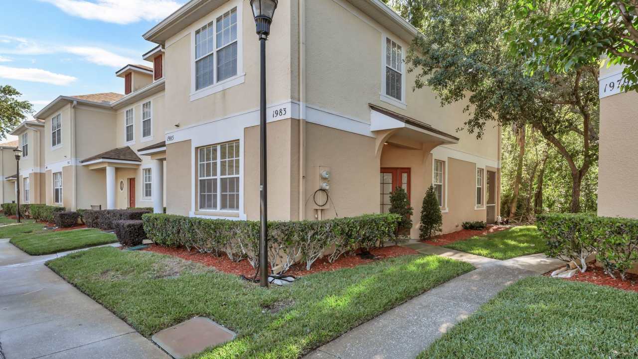 Stylish End-Unit Townhome with Modern Upgrades  Prime Tampa Location