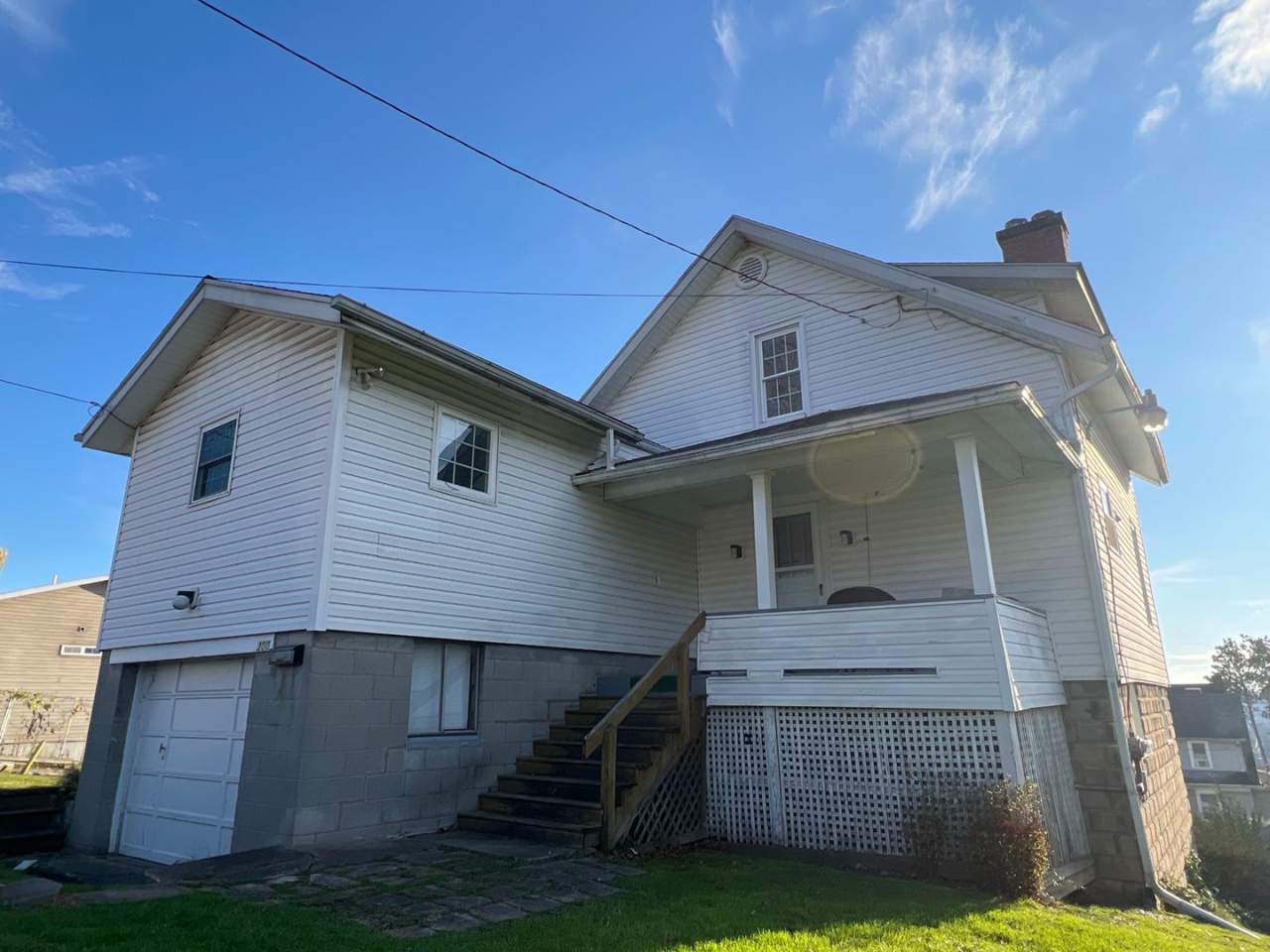 Downtown- 3 bedroom House- Available 5/20! 1 Free Parking Spot