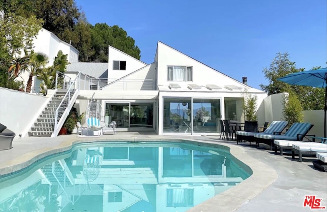 3210 Coldwater Canyon Ln