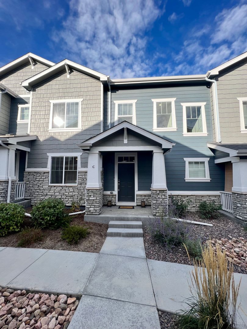 Almost New 3BD 2.5Bath Townhouse