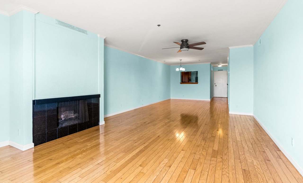 Alameda Waterfront Living: 2 Bed Condo with Beach Access  Stunning Views!