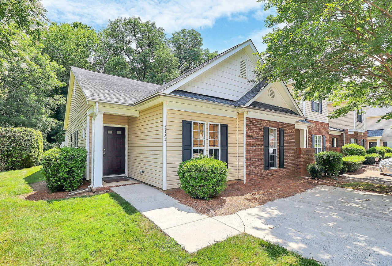 SPECIAL - $1045 OFF FIRST FULL MONTH'S RENT - Beautiful Two Bedroom Townhouse in the Anthem Subdivision!