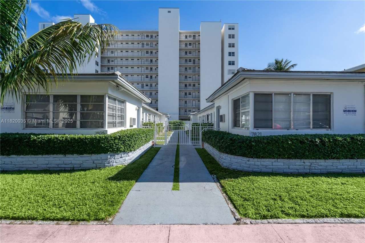 7821 Carlyle