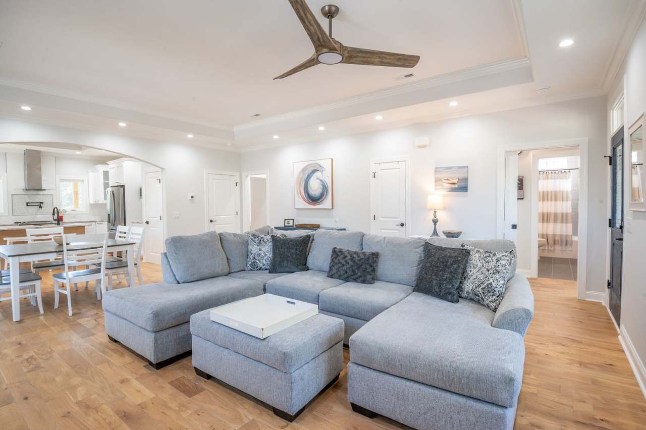 PREMIERE FURNISHED OFF-SEASON SHORT TERM RENTAL!