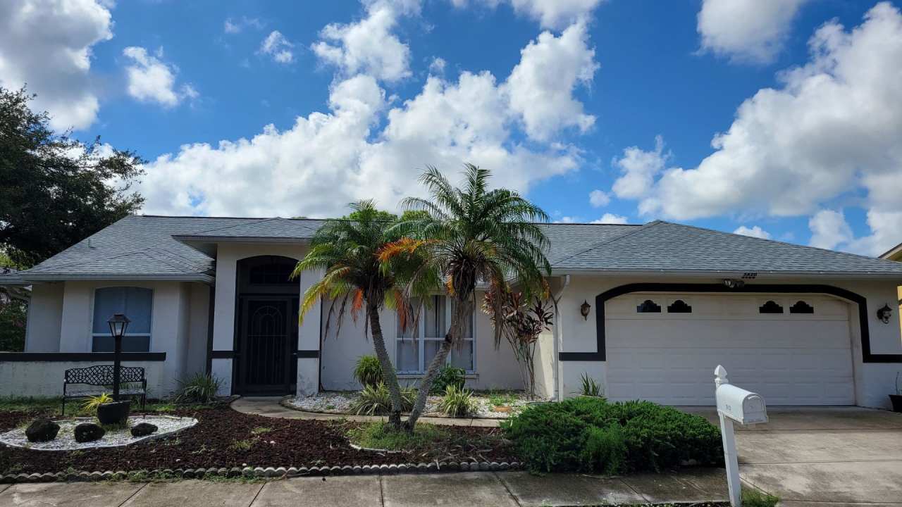 PENDING LEASE-Annual unfurnished 4/2 SFH in Sarasota