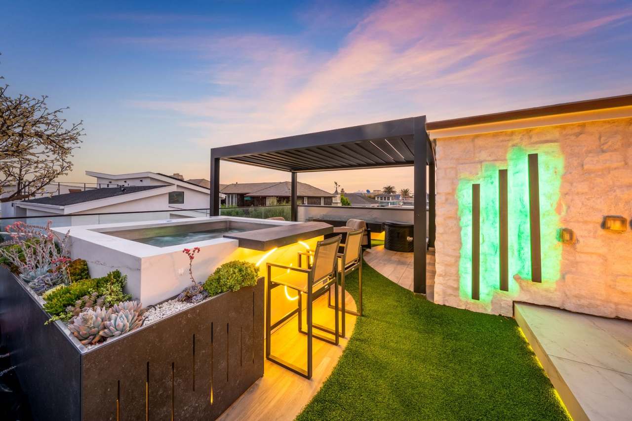 Custom Built 4 Bedroom Peninsula Point Home - Indoor/Outdoor Rooftop Deck!