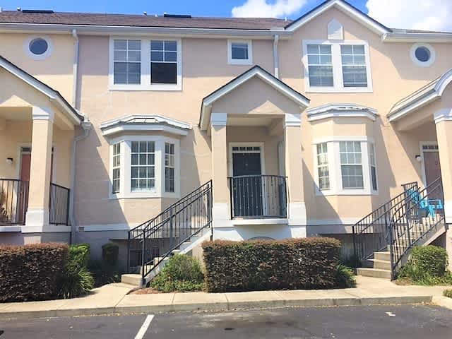 2/2.5 Townhouse Style Condo in Metrowest