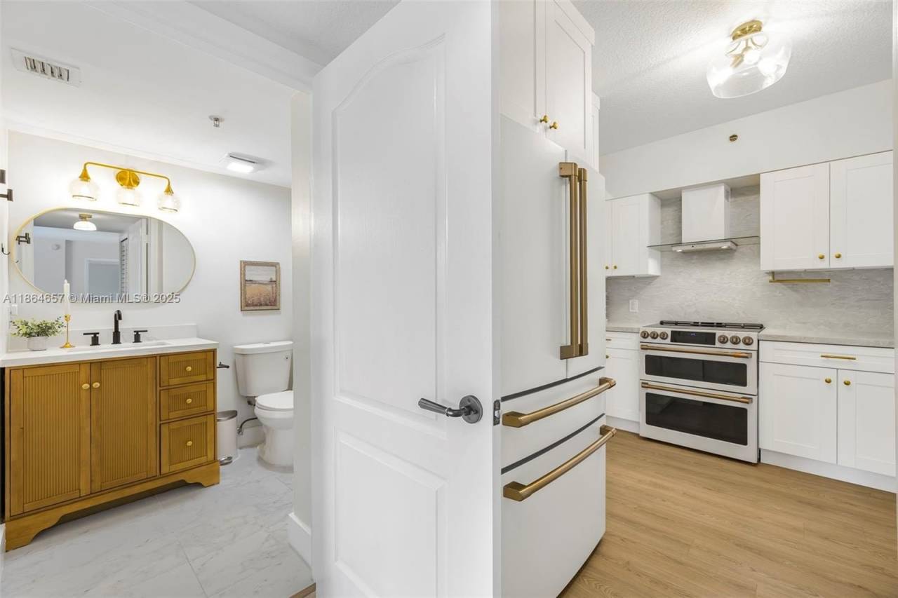 9340 Fontainebleau Blvd