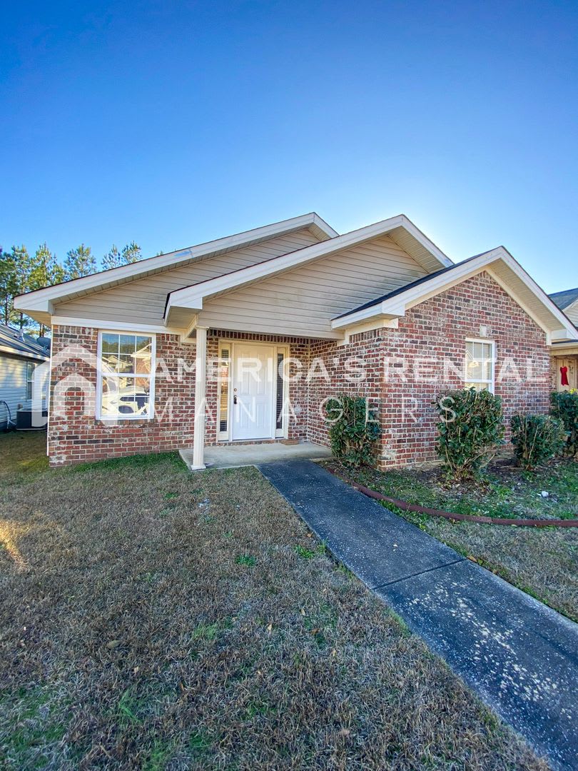 Home in Northport, AL. Sign a lease by 12/31/25 to receive HALF off the deposit!!!
