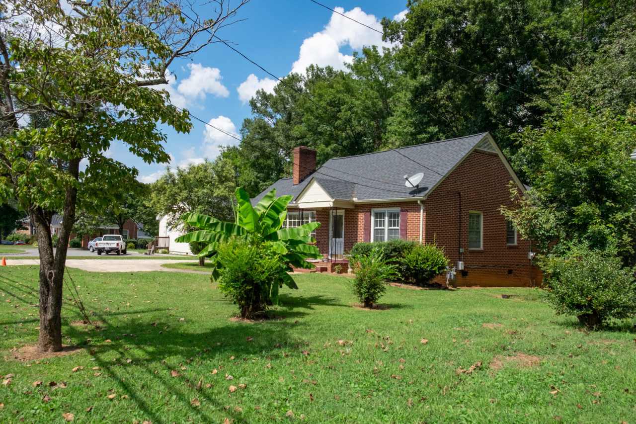 SALISBURY NC, HOUSE! 3 Bedroom 1.5 bathroom house $1495.00 - 632 Statesville Blvd.