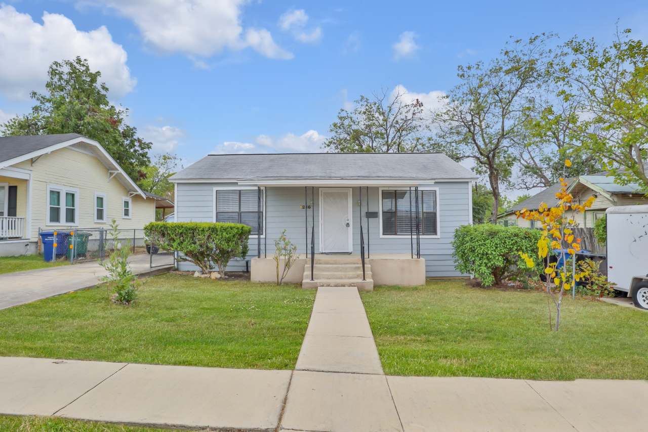 1216 W Craig Pl