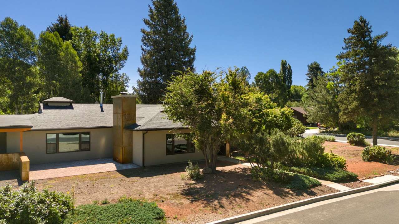 Reburbished 3bd/2ba, 2,275 sq ft home in Coconino Estates close to Hospital, park, downtown Flagstaff and NAU