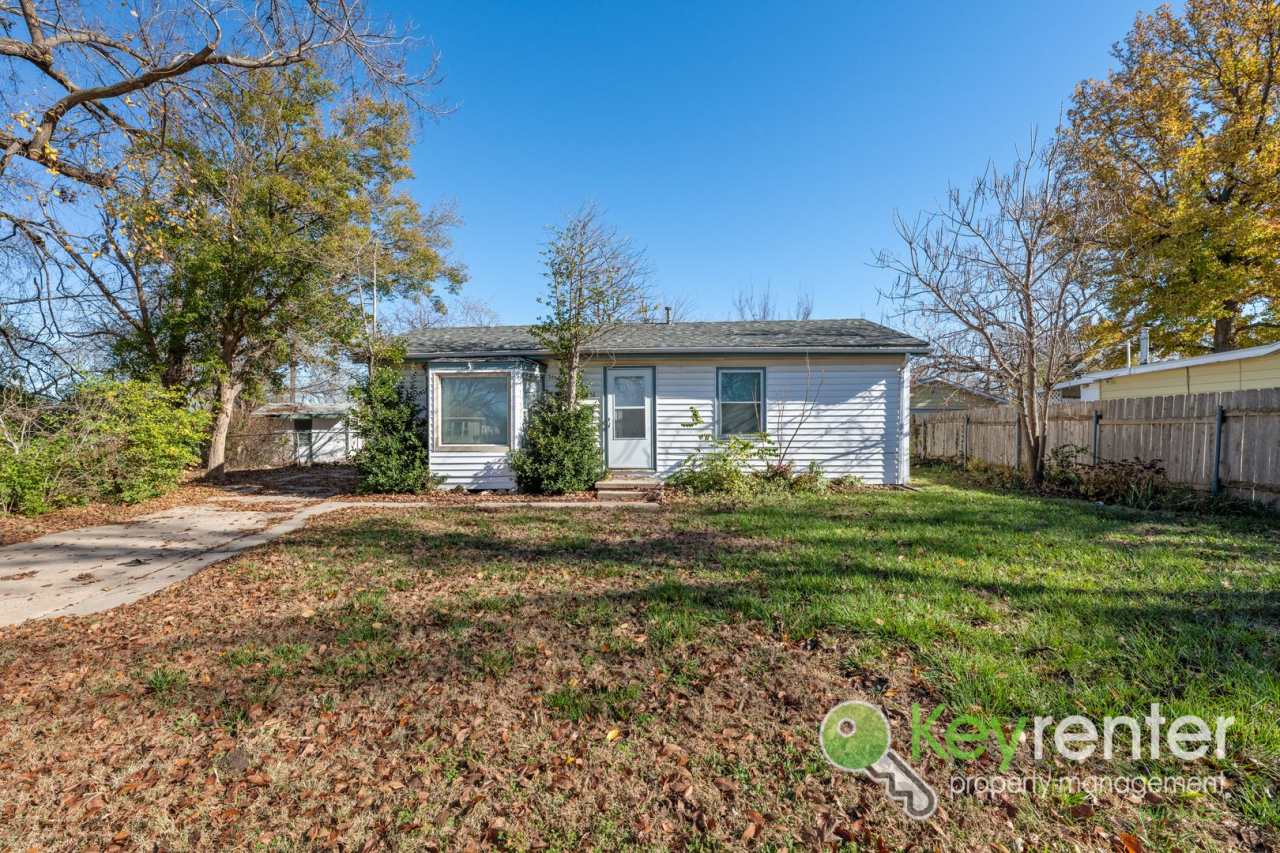 Cute 3 bedroom house near shopping, restaurants, and easy highway access!