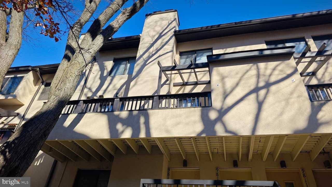 9813 HELLINGLY Place unit: 76