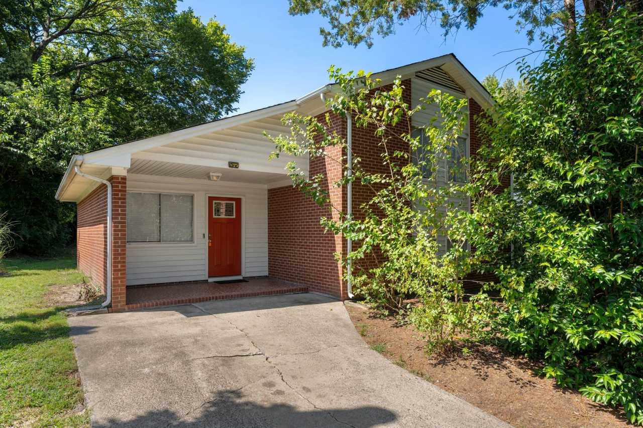 Renovated 3 bed/2 bath with spacious backyard close to downtown.