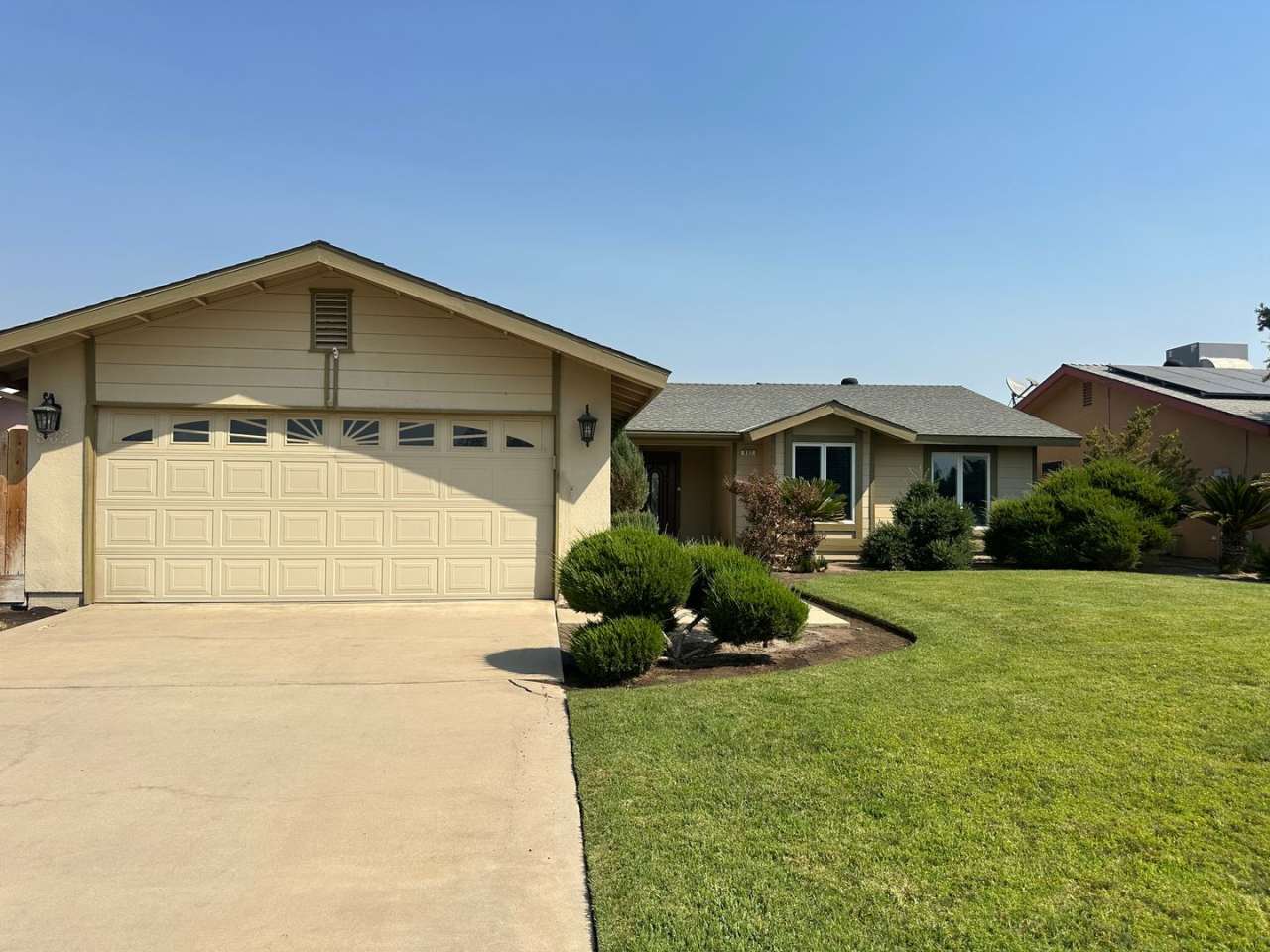 Charming 3 bedroom 2 bathroom home located in North Hanford