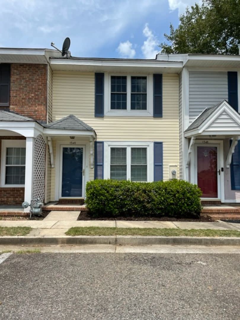 Quaint Towne Home close to all!