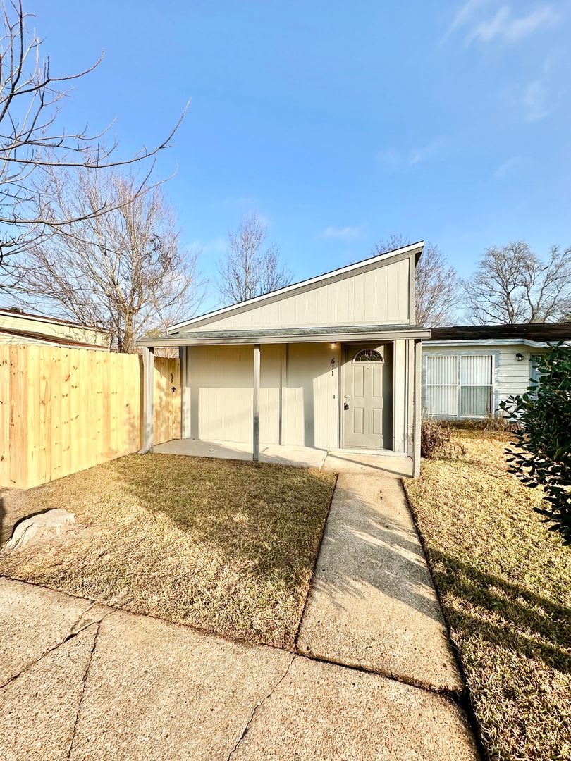 Cute 2 Bedroom Townhome For Rent In FWB!