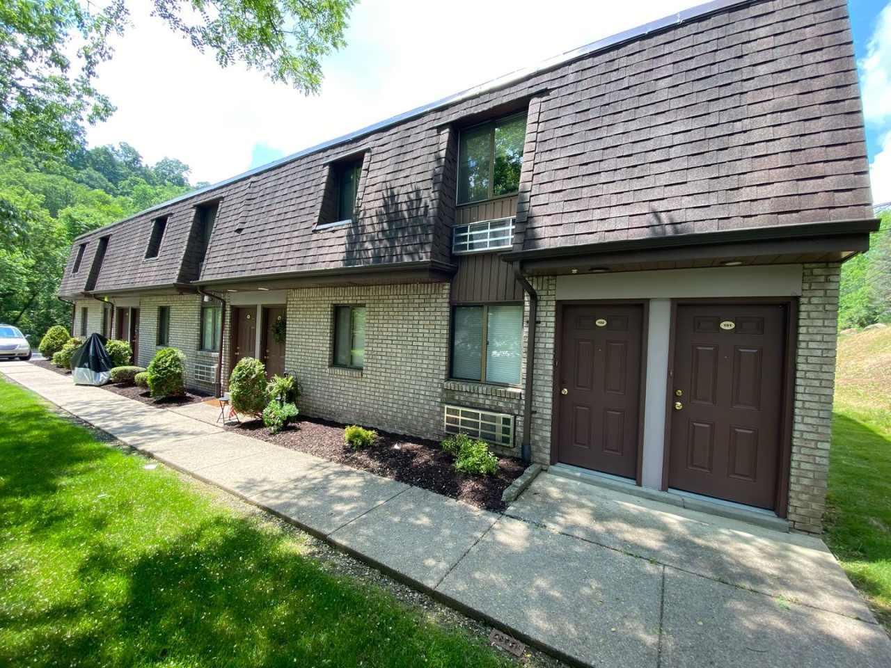 Spacious 1BR in Plum! Exposed Brick and Air Conditioning! Call Today!