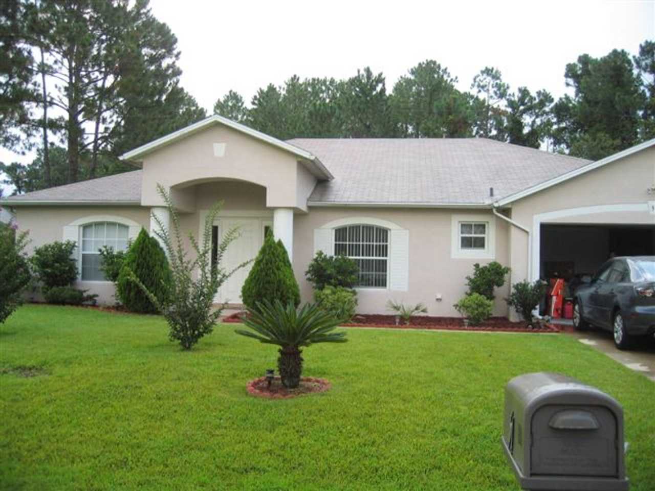 Beautiful 3/2/2 house with laminate floors, tiles, screen porch... First month rent 50% off