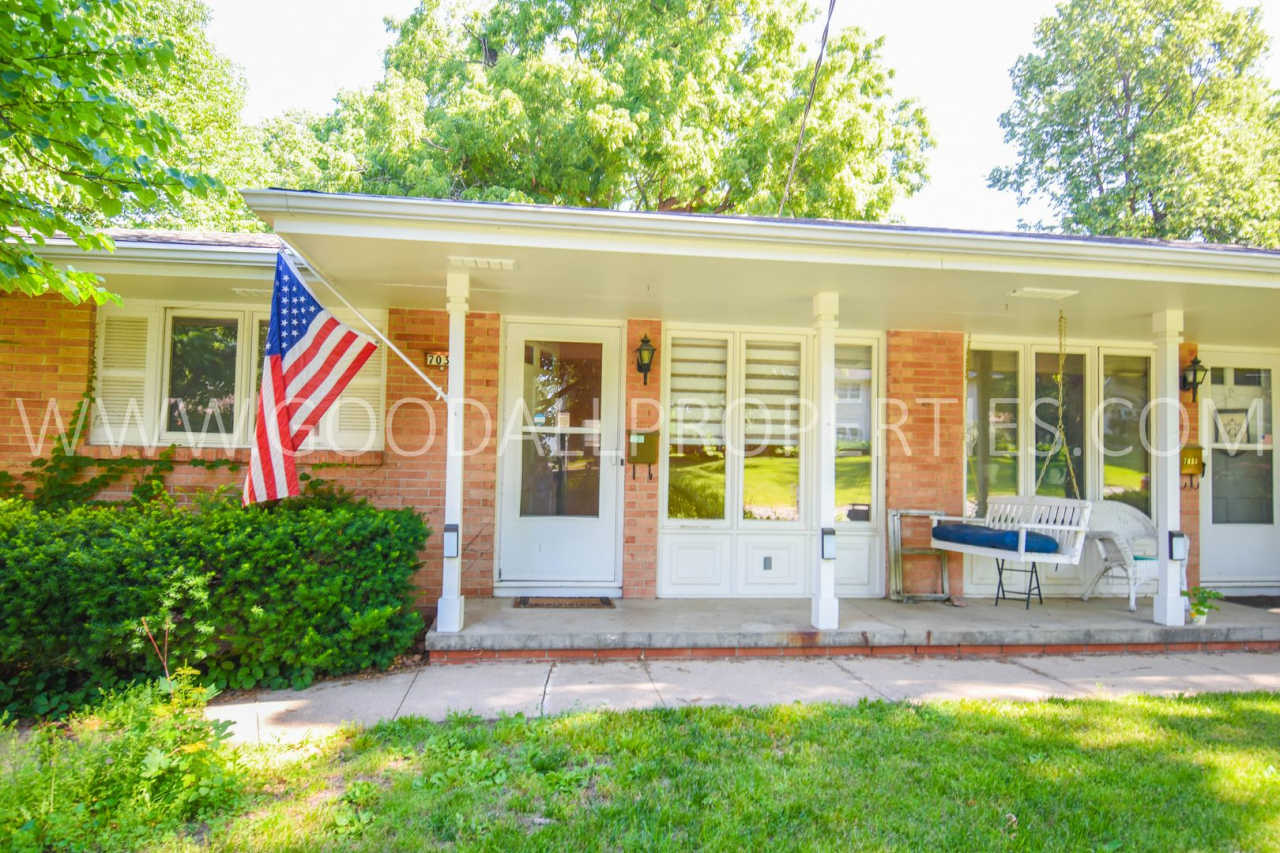 2 Bedroom 1 Bath duplex home in Windsor Heights with Garage!!!