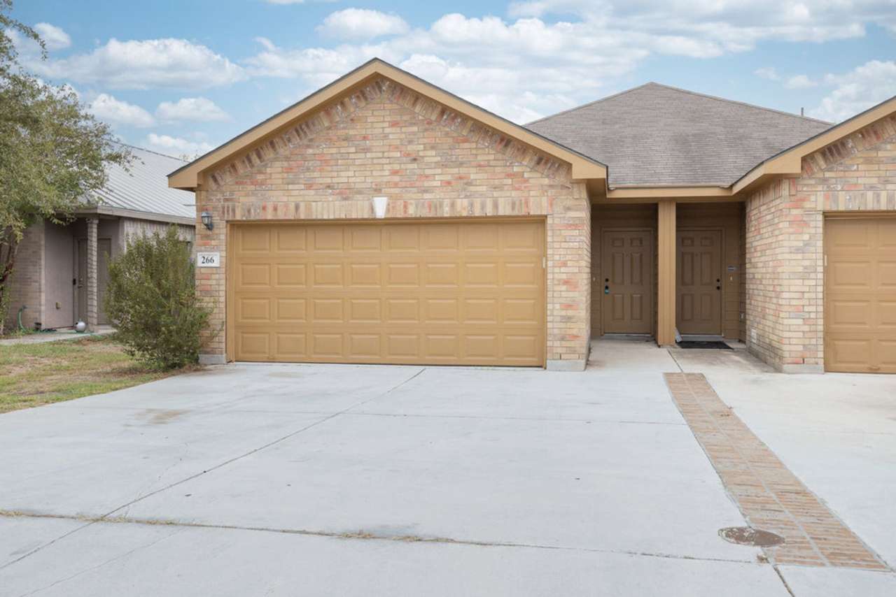 AVAILABLE NOW! 3 BEDROOM DUPLEX LOCATED IN NEW BRAUNFELS, TEXAS!