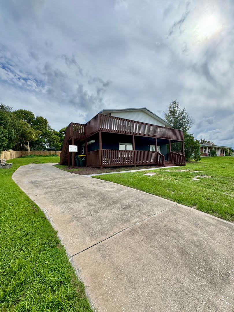 Downtown Clermont - Beautifully Renovated 2-Bed/1-Bath Upstairs Unit with Stunning Lake Minneola Views-