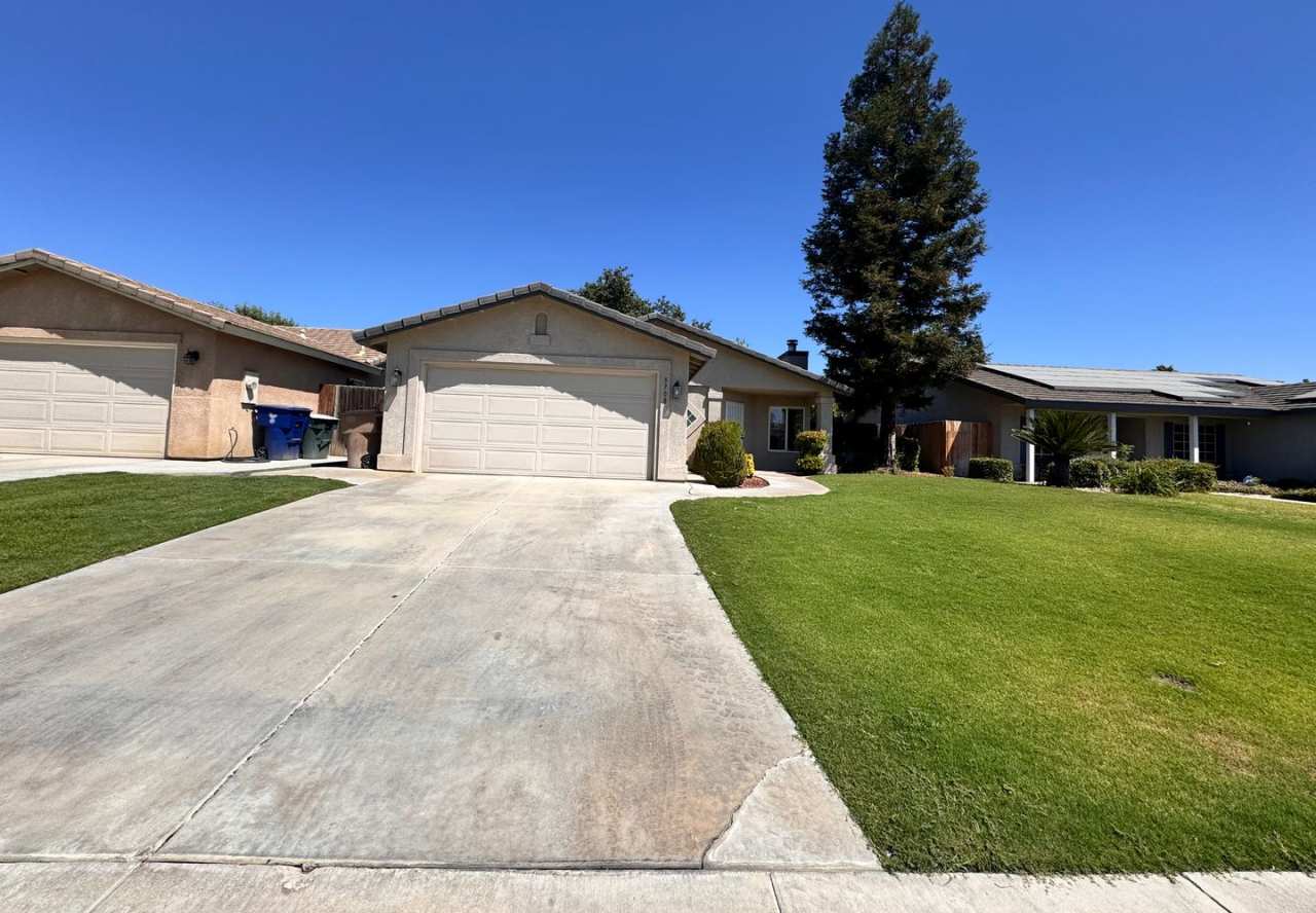 5708 Clear Valley Ct. $2,275 rent/deposit - SW Bakersfield Available NOW!!!