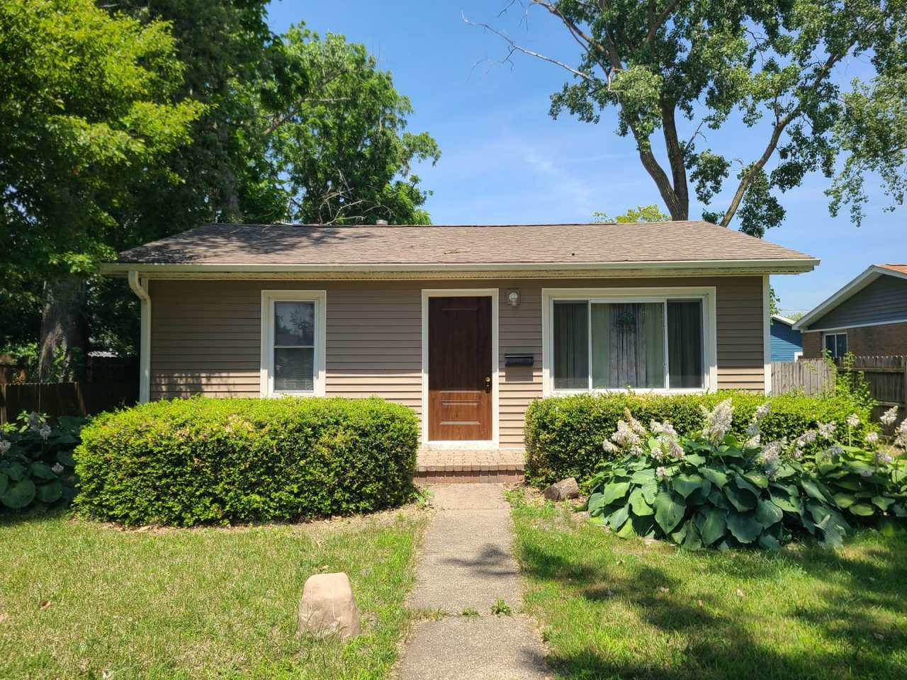 Furnished 2-bedroom, 1-bathroom House in South Haven, MI.