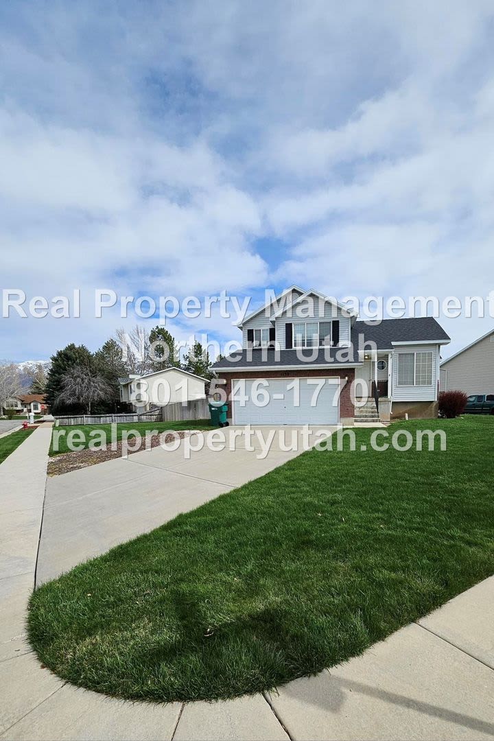 2 Bedroom 2.5 Bath Home in Harrisville Available!