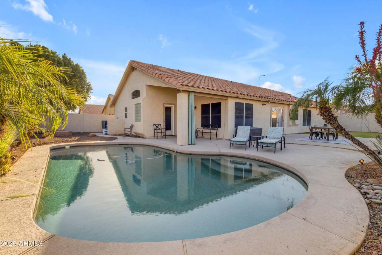 1823 W REMINGTON Drive