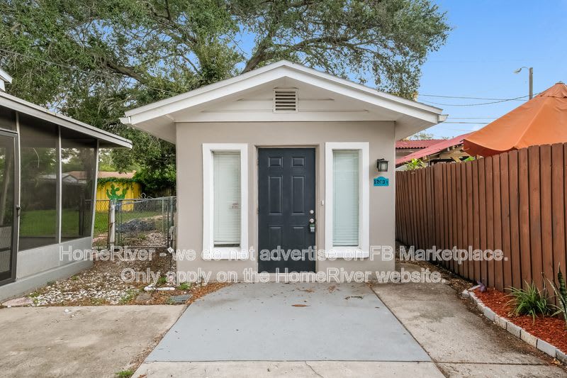 1203 1/2 Sheridan Rd