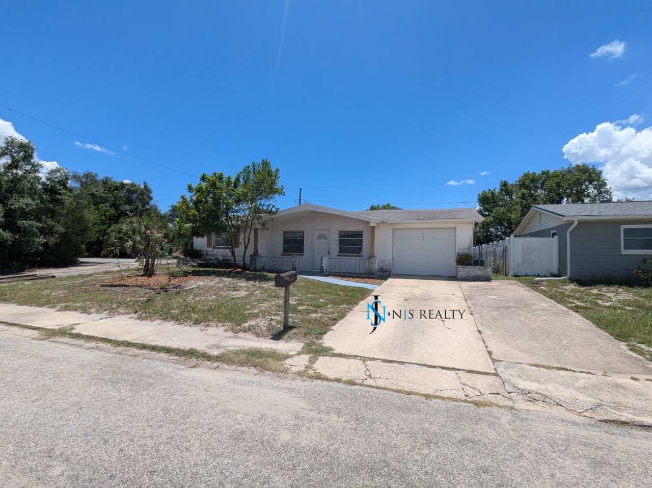 Must See 3/2/1 over 1000sf with tile/laminate floors, fresh paint, fenced yard and large living room!!