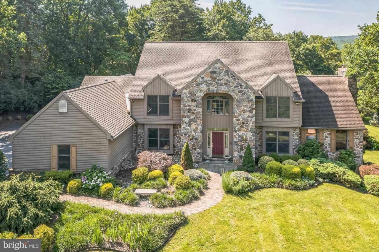 For Rent! Large 5-Bedroom, 3.5-Bath Home with Scenic Views