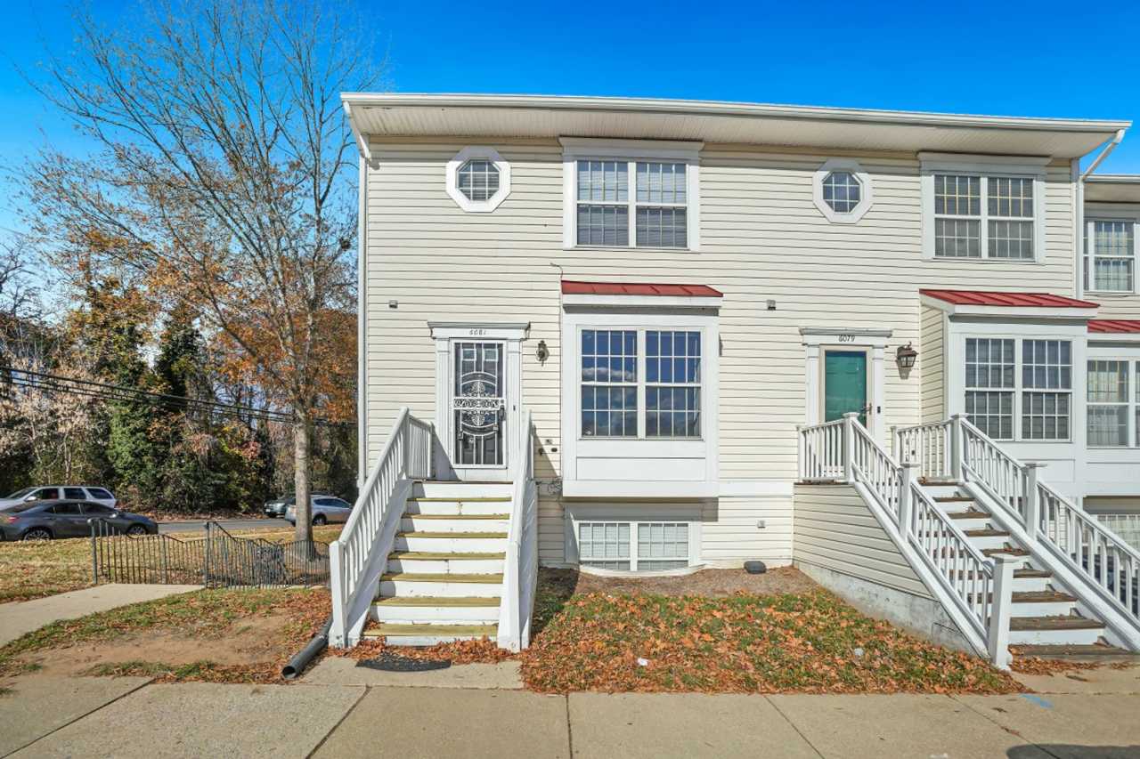 THREE BEDROOM 2.5 BATH TOWNHOME IN PRISTINE CONDITION IS AVAILABLE FOR IMMEDIATE OCCUPANCY IN RIVER PARK