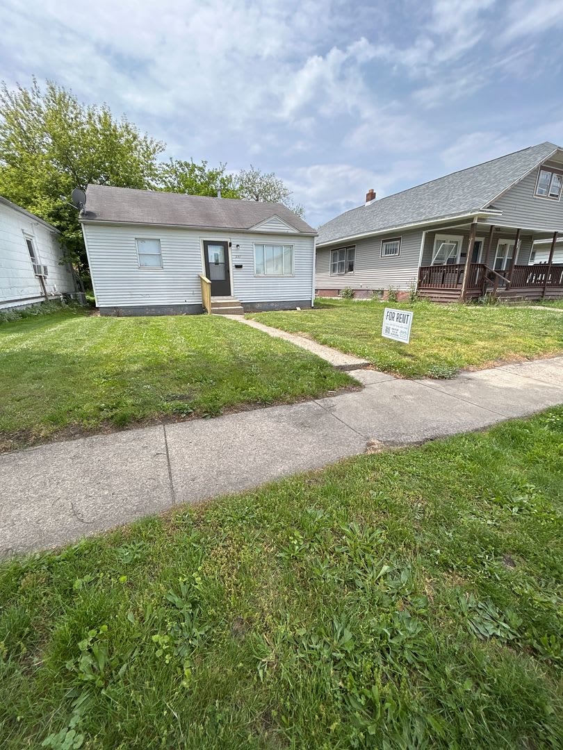 ** Move IN Special ** Updated 2-Bedroom, 1-Bathroom Home in South Bend – $1,100/Month