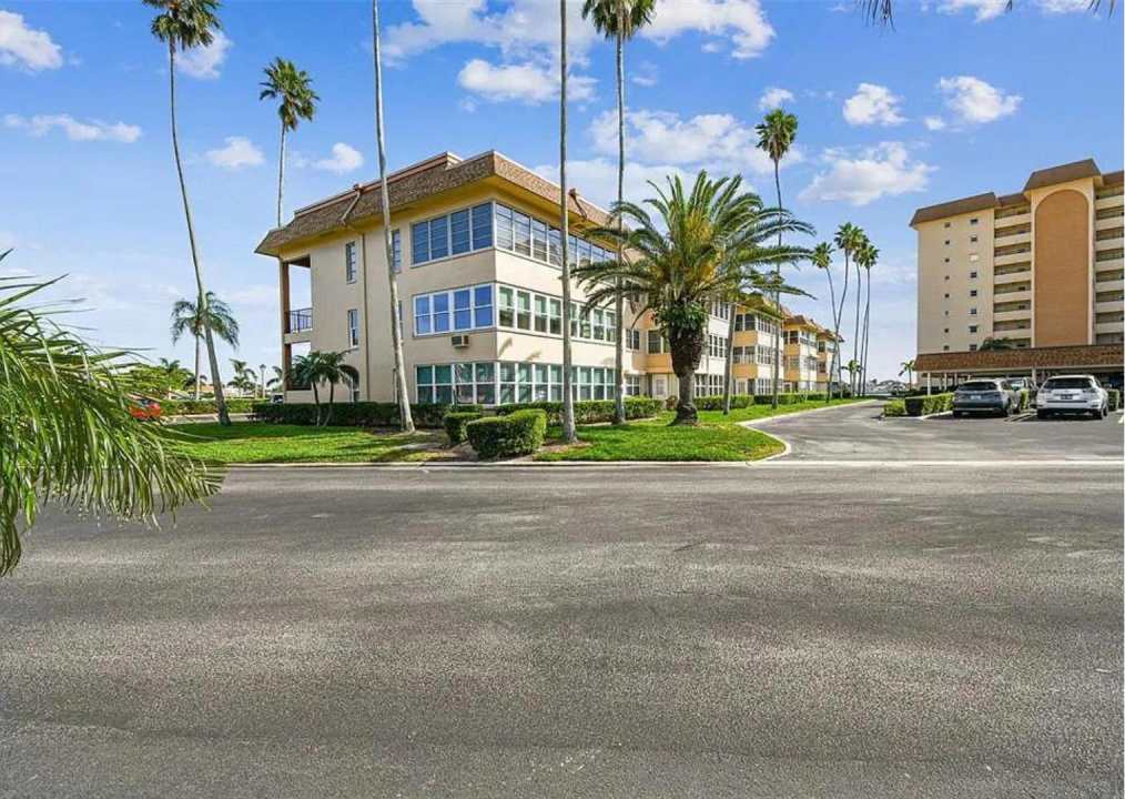 Beautiful 2-Bedroom Condo in a 55+ Community – St. Petersburg, FL