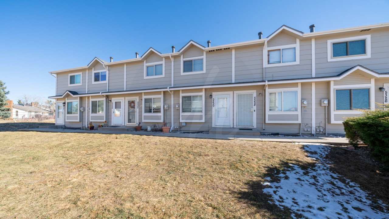 Cute Updated Townhome Near the Powers Corridor