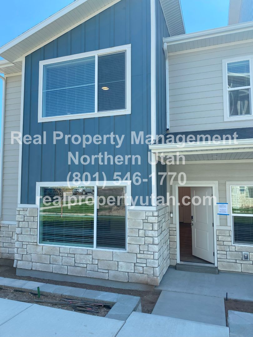 3 Bed 2 Bath Townhome in Farmington Available!