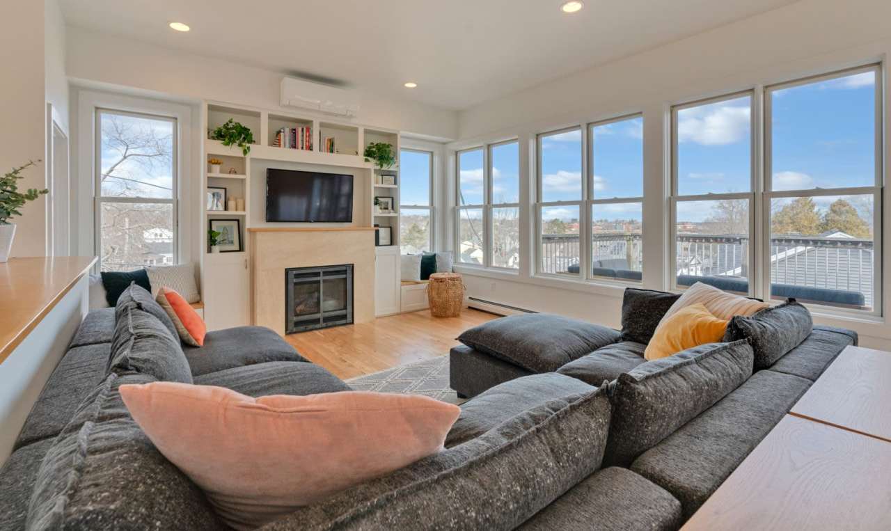 Stunning 4 Bed 2.5 Bath Steps from Willards Beach