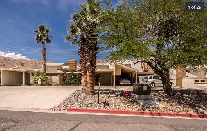 4 bath 2 bed house in Laughlin NV