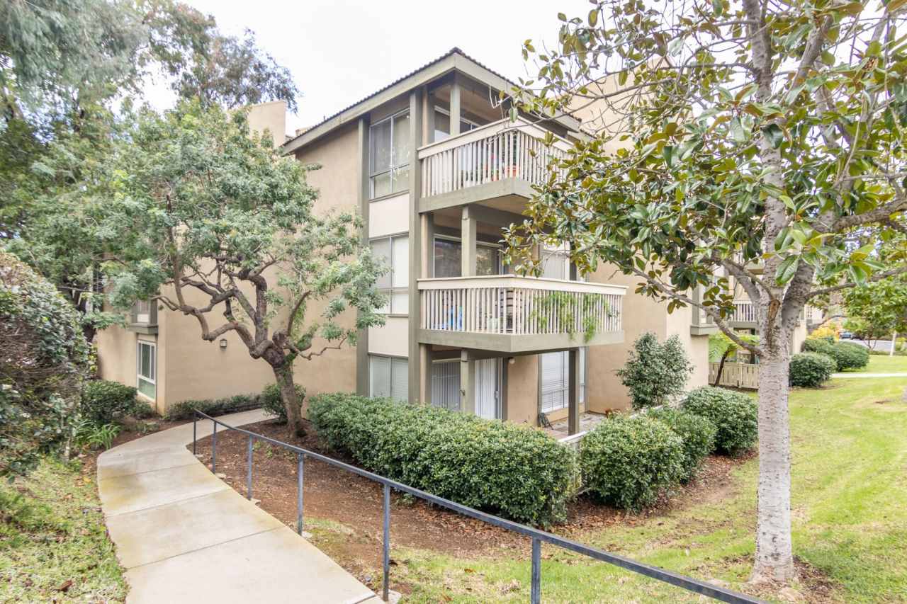 Cozy 2 BED/1 BATH in Exclusive 55+ Senior Citizen Community Oaknoll Villas!