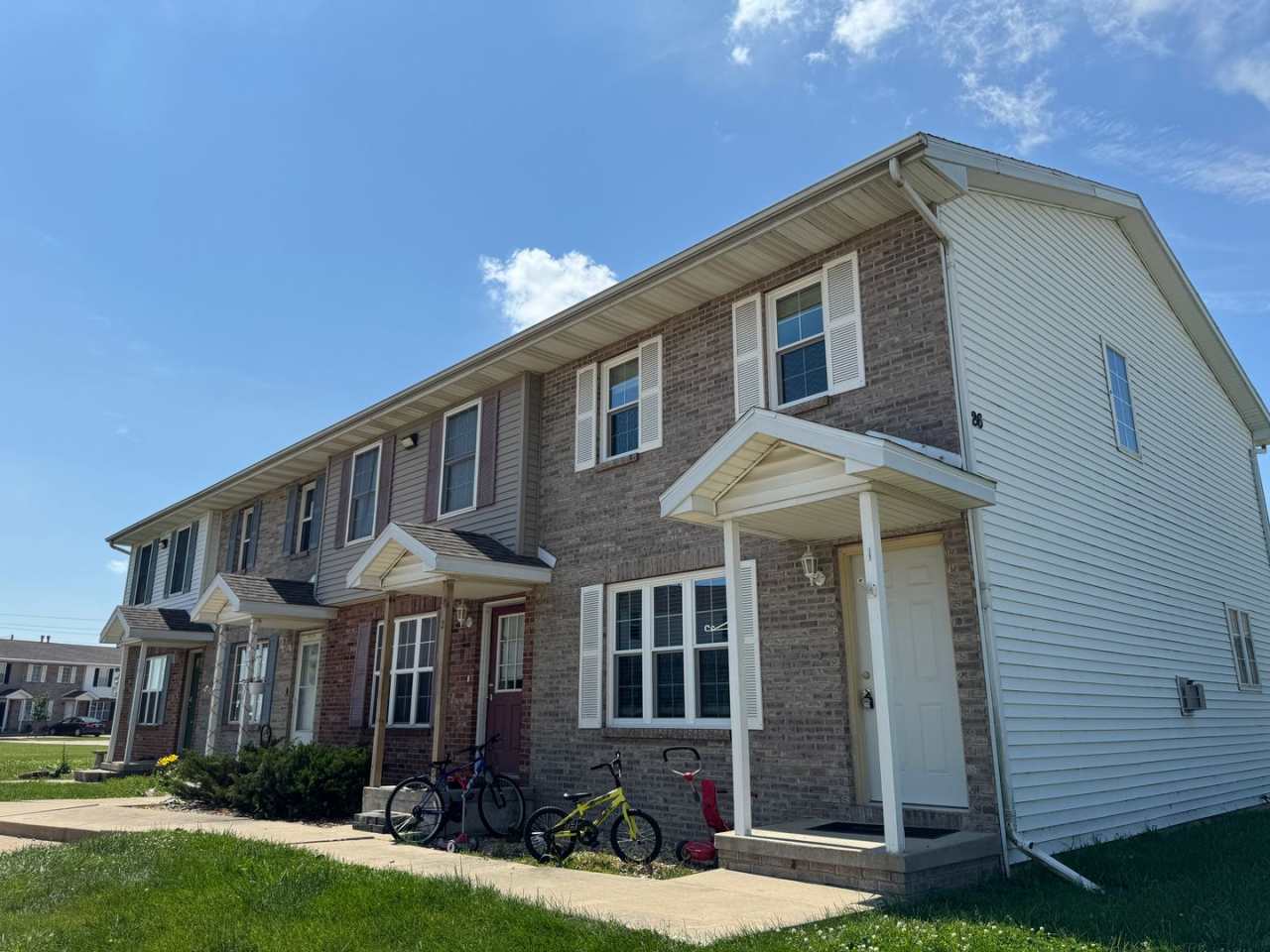 Spacious 3-Bedroom Townhome – East Bloomington