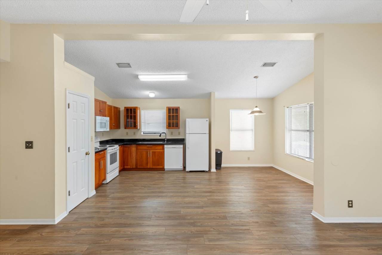 3 Bedroom 2 Bathroom Unfurnished House for 1 Year Lease!
